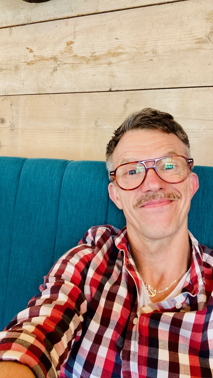 Garry Parsons drawing live