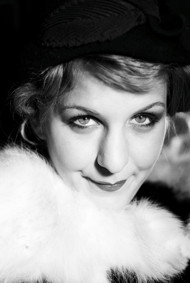 Mlle Loulou performing